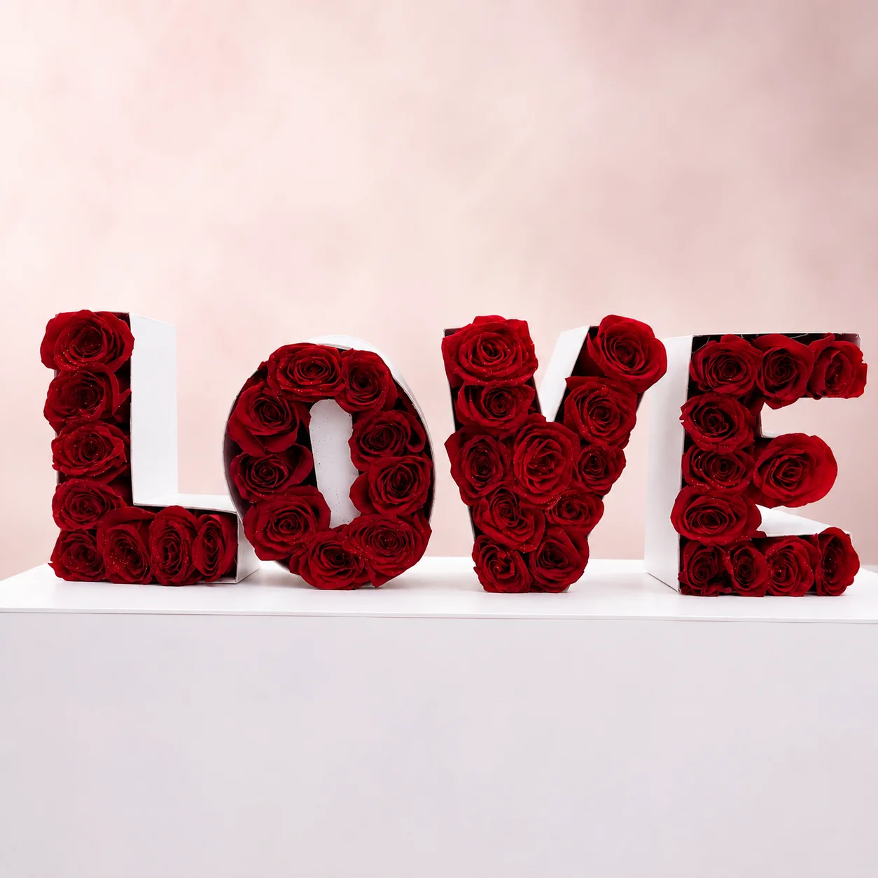 Letras LOVE en Rosas Rojas - Floristería Floripondio Cartagena