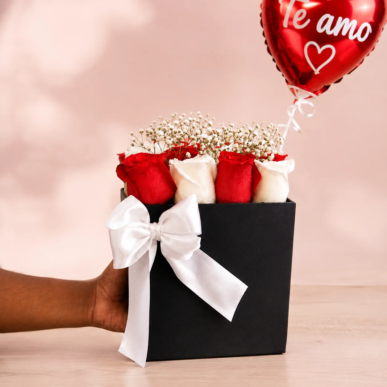 Caja Te Amo con Globo - Floristería Floripondio Cartagena