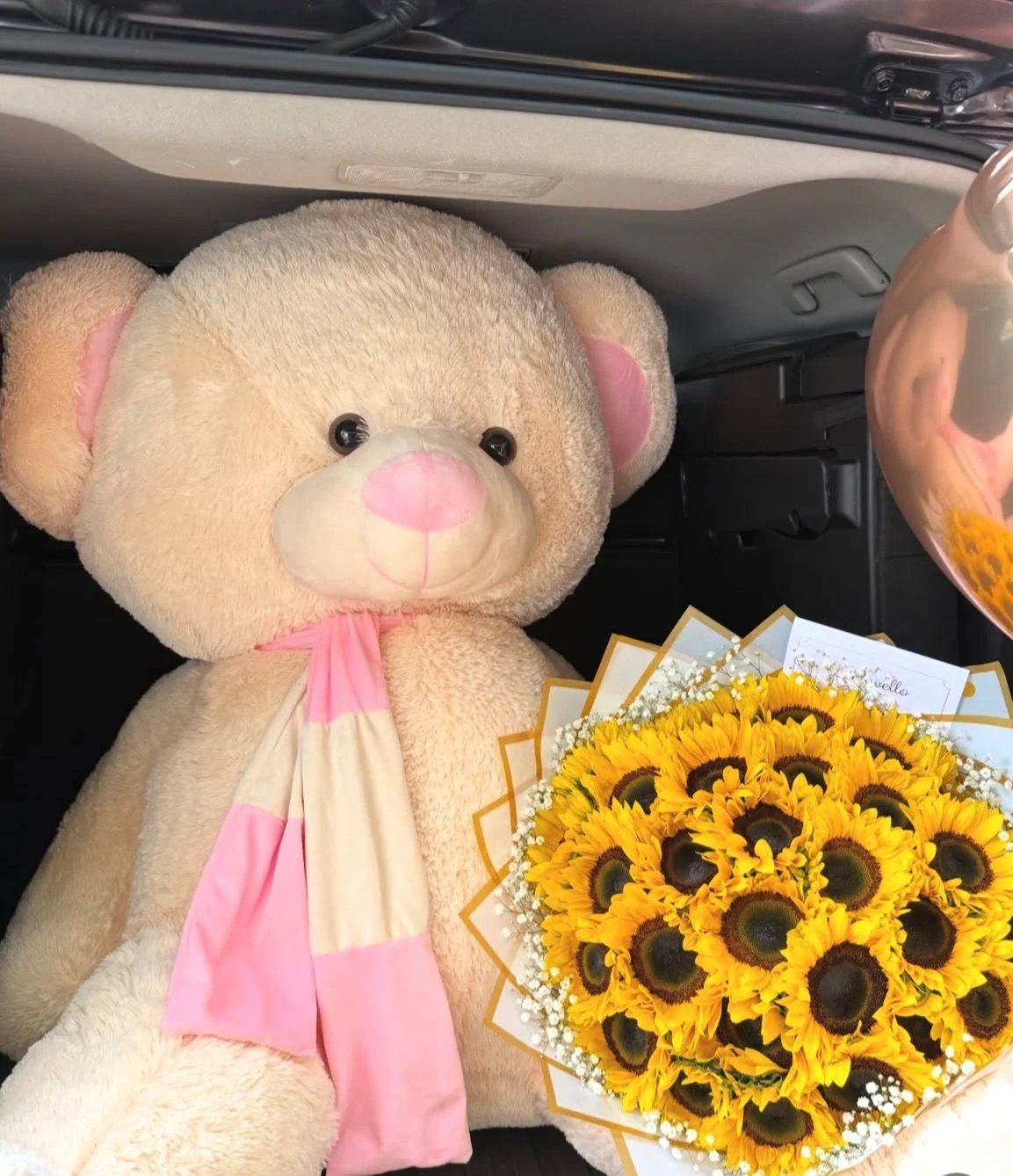 Oso Gigante con Ramo de Girasoles - Floristería Floripondio Cartagena